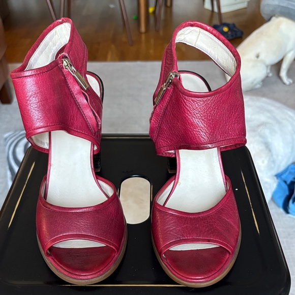 Kenneth Cole Women's Red Heels - Picture 1 of 5